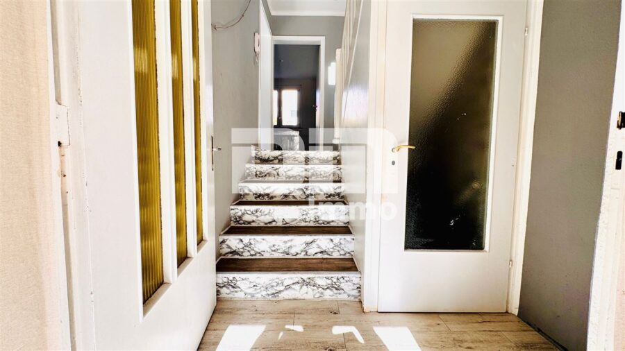 Modernisiertes Einfamilienhaus mit großer Garage in ruhiger Lage mit Panoramablick - Hochparterre Treppenaufgang